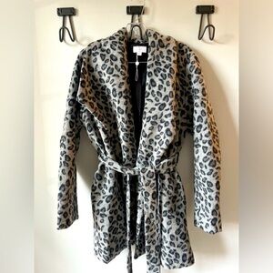 Mud Pie, women’s Medium, gray leopard print fuzzy warm cozy fall or winter coat